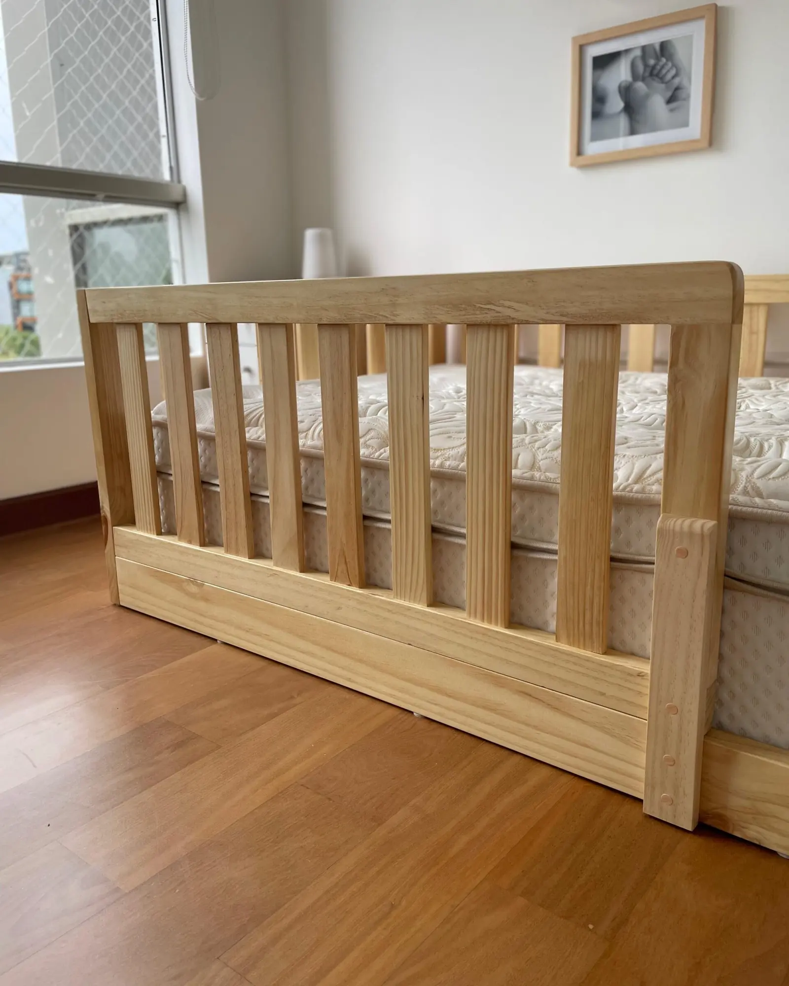 Detalle de la baranda de madera de pino de una cama Montessori