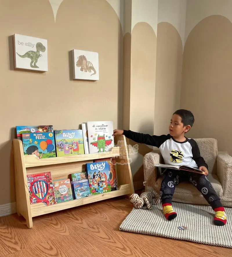 Niño leyendo junto al Librero Lucca